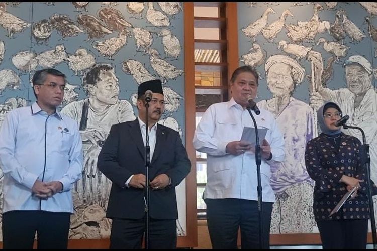 Menteri Ketenagakerjaan Yassierli, Menteri Perencanaan Pembangunan Nasional/Kepala Badan Perencanaan Pembangunan Nasional Rachmat Pambudy, Menteri Koordinator Bidang Perekonomian Airlangga Hartarto, dan Kepala Badan Pusat Statistik (BPS) Amalia Adininggar Widyasanti saat konferensi pers terkait Paket Stimulus Ekonomi di Wisma Danantara, Jakarta, Rabu (1/10/2025).