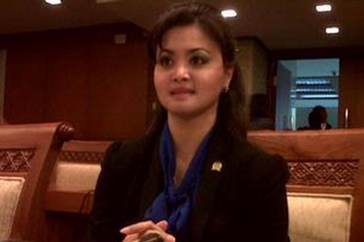 Anggota Komisi XI dari Fraksi Partai Demokrat Linda Megawati saat memenuhi panggilan Badan Kehormatan, Rabu (28/11/2012). Linda dimintai keterangannya terkait dugaan upaya pemerasan terhadap direksi PT Merpati Nusantara Airlines (MNA).