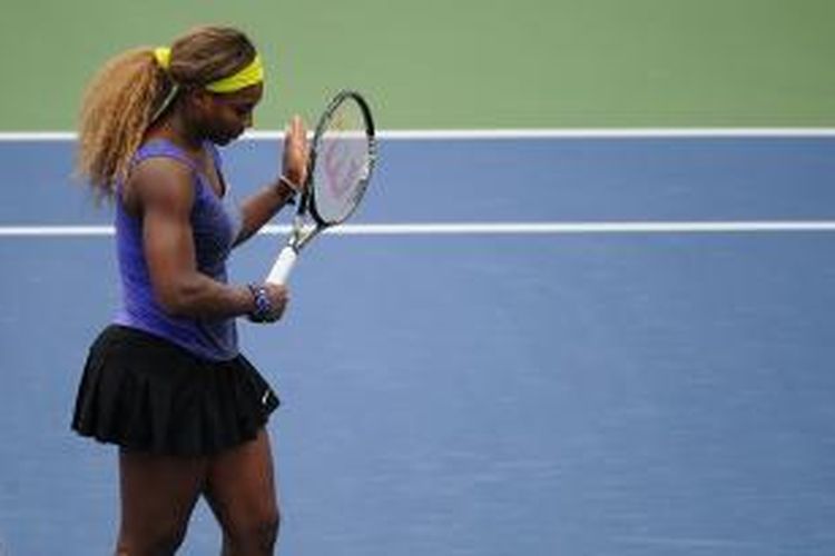 Petenis Amerika Serikat, Serena Williams, bereaksi setelah mengalahkan petenis Denmark, Caroline Wozniacki, pada semifinal Western & Southern Open di Linder Family Tennis Center, Cincinnati, Sabtu (16/8/2014). Williams menang 2-6, 6-2, 6-4.