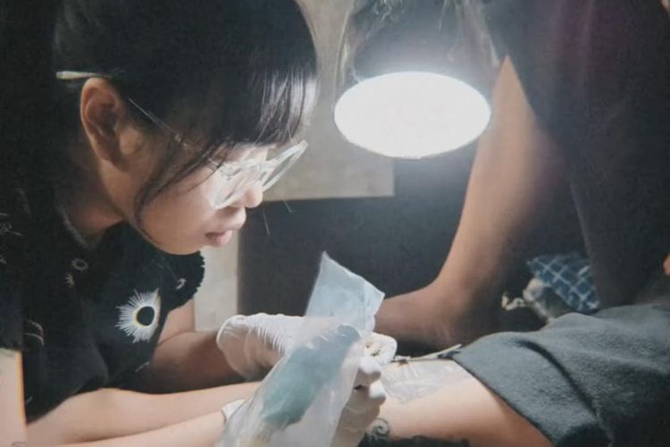 Magdalena Kinasih, (29), yang memiliki nama panggung Kinmochii, atau Tattoobykin, atau Kinkin Kinasih menjadi seniman tato di Bali.