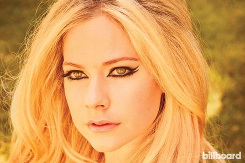 Giliran Avril Lavigne Tunda Tur Konser di Asia karena Virus Corona
