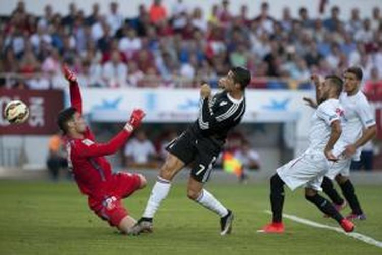 Penyerang Real Madrid, Cristiano Ronaldo (tengah), mencetak gol ke gawang Sevilla, pada pertandingan lanjutan Primera Division, di Ramon Sanchez Pizjuan, Sabtu (2/5/2015). 