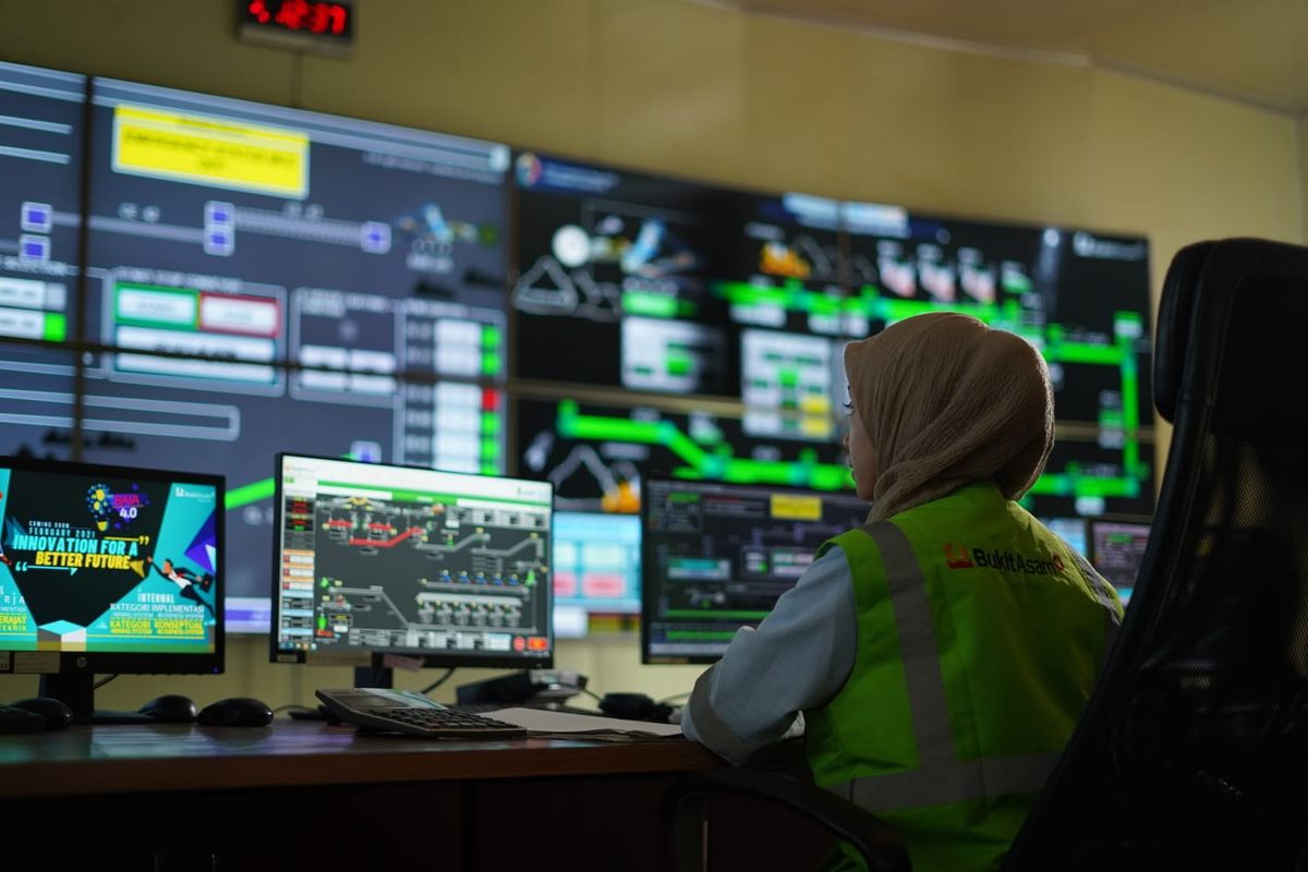 Salah satu karyawan di Mining Industry Indonesia (MIND ID) sedang fokus bekerja.