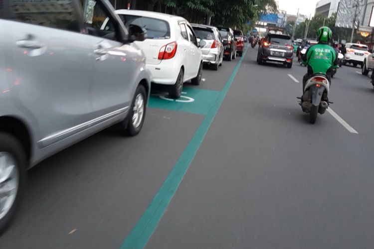 Jalur khusus sepeda di sepanjang Jalan Pemuda Kota Semarang yang dipakai tempat parkir, Senin (26/10/2020).