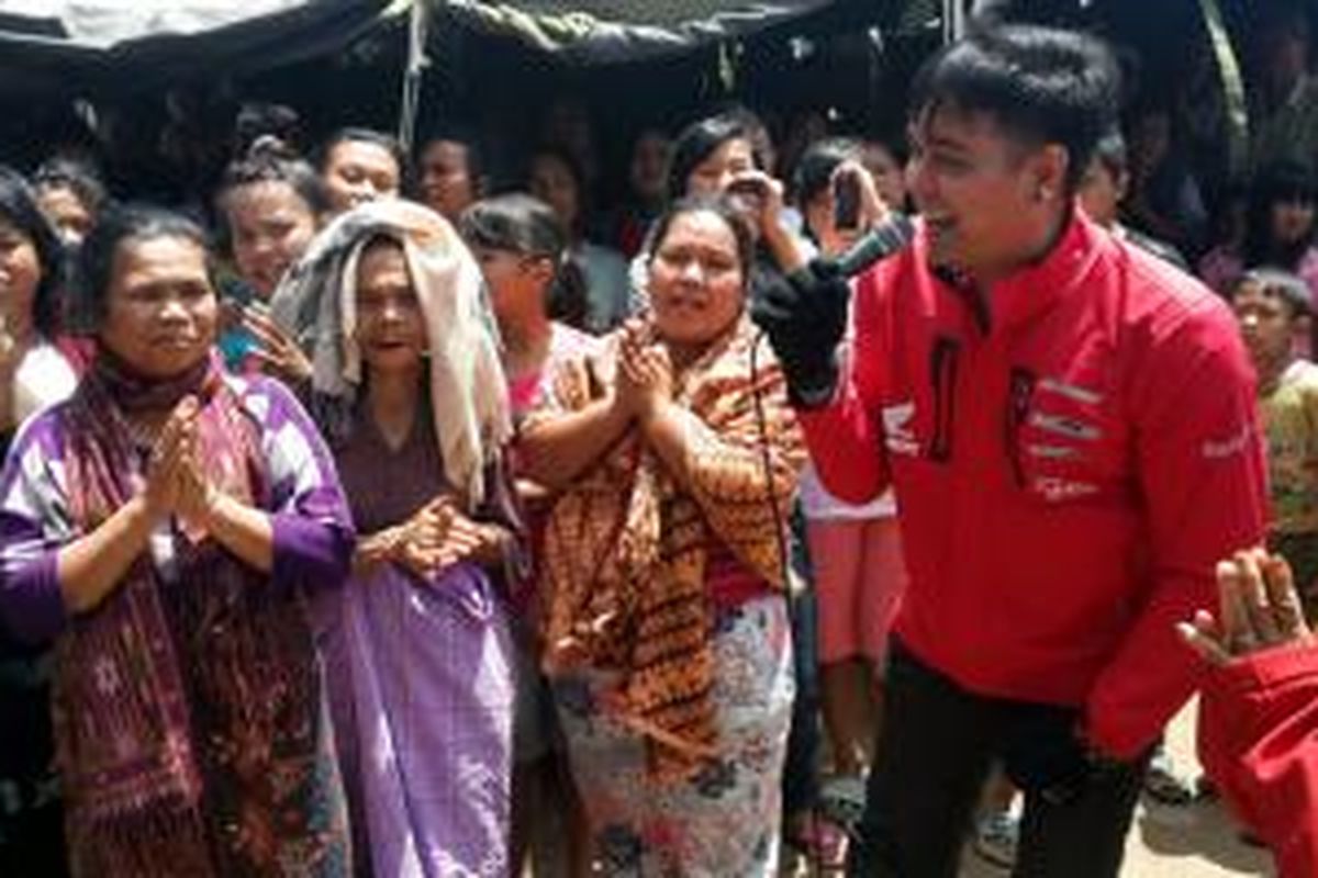Ekspedisi Nusantara bersama Donnie Ada Band menghibur warga korban letusan Gunung Sinabung, Karo, Sumatera Utara 