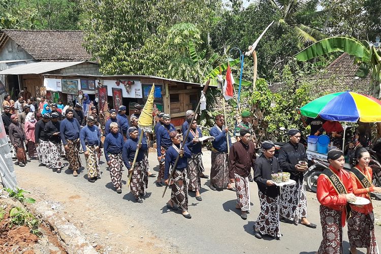 Warga Desa Pengkol, Kecamatan Nglipar, Gunungkidul, Menggelar Tradisi Kirab Budaya Minggu (1/9/2019)