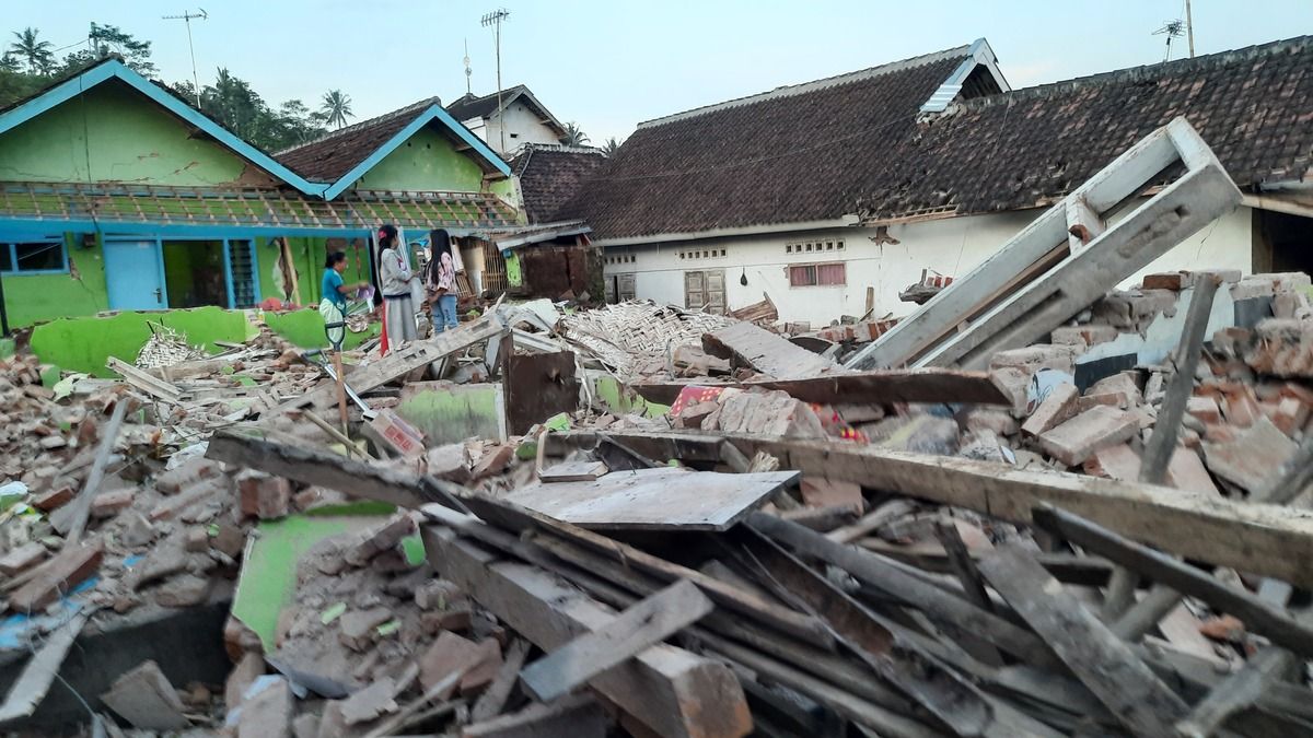 Gempa Malang, Risma Saluran 3 Truk Bantuan dan Dirikan Dapur Umum 