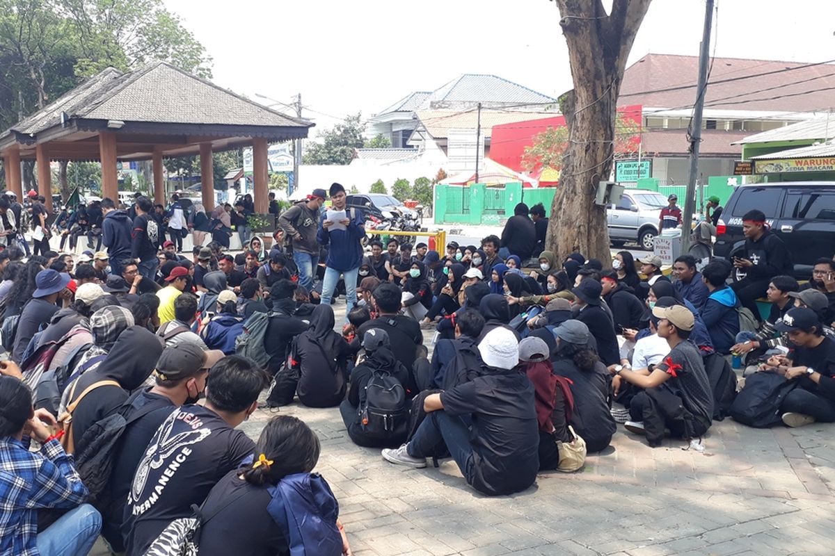 Para mahasiswa asal Bekasi, Jawa Barat, mengenakan pakaian dan atribut serba hitam menuju Gedung DPR/MPR, Jakarta Pusat, Selasa (24/9/2019). Mereka hendak ikut dalam aksi menolak revisi UU KPK.