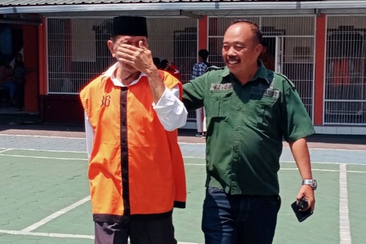 Terdakwa kasus pembunuhan dan mutilasi istri yang dilakukan James Loodewyk Tomatala (kiri) menjalani sidang vonis di Pengadilan Negeri Kelas IA Malang, Rabu (21/8/2024).