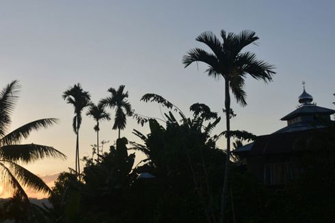 Mengejar Senja di Masjid Fatahilla Flores