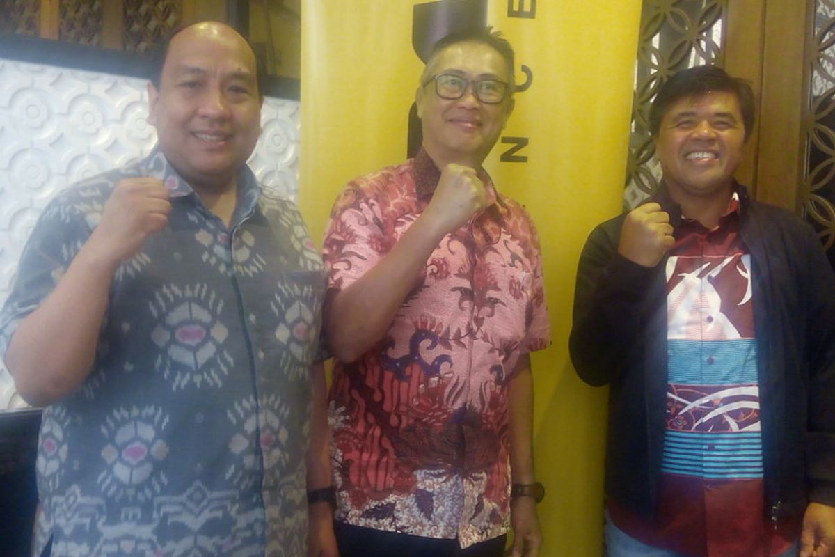 Presiden Direktur PT Adira Dinamika Multi Finance Tbk (ADMF), Hafid Hadeli (tengah) dan Direktur Keuangan Adira Finance, I Dewa Made Susila (kanan) berfoto bersama di Jakarta, Jumat (15/2/2019).