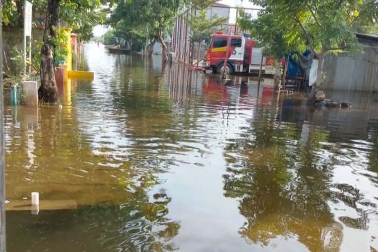Kelurahan Trimulyo, Kecamatan Genuk Semarang, Jawa Tengah masih terendam banjir pada Selasa (19/3/2024). 