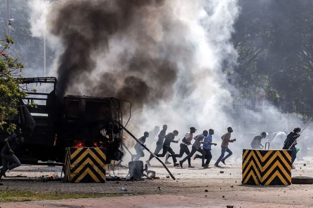 Para pengunjuk rasa berlari untuk mencari tempat perlindungan di luar gedung Parlemen Kenya setelah menyerbu gedung tersebut. Terlilit Utang, Warga Kenya Tak Bisa Makan karena Tidak Punya Uang
