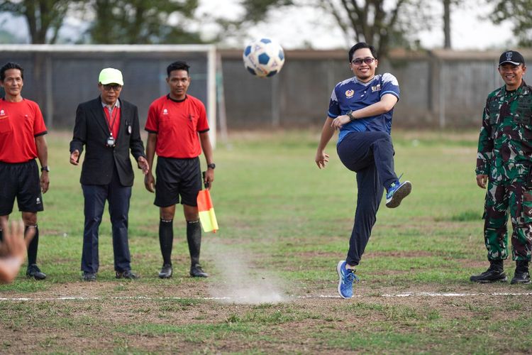 Bupati Hulu Sungai Tengah (HST) Aulia Oktafiandi saat kick off pembuka turnamen bola antar pelajar.
