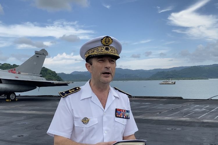 Komandan French Carrier Strike Group (CSG) Rear Admiral (upper half) Jacques Mallard dari atas kapal induk Perancis Charles De Gaulle R91 yang sandar di Pelabuhan Gili Mas, Lombok, NTB, Selasa (28/1/2025).