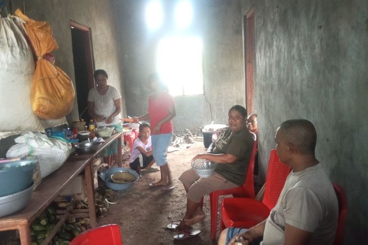 Krban erupsi Gunung Lewotobi Laki-laki asal Desa Nurabelen yang mengungsi ke Desa Bokang Wolomatang, Kecamatan Titehena