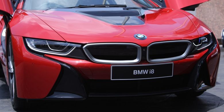 Eksterior mobil hybrid BMW i8 Protonic Red Edition dipamerkan saat acara penyerahan kunci di Grand Hyatt, Jakarta, Kamis (20/4/2017). Penyerahan unit pertama kali dilakukan oleh BMW dengan penyerahan kunci secara resmi oleh President Director BMW Group Indonesia Karin Lim kepada pemilik pertamanya.
