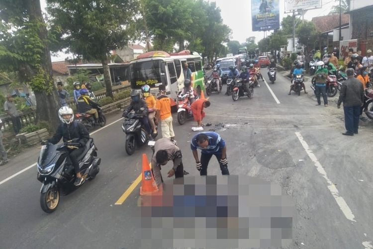 Seorang pelajar SMA tewas tersambar truk di Jalan Raya Semampir, Kabupaten Banjarnegara, Jawa Tengah, Senin (4/5/2020) siang.