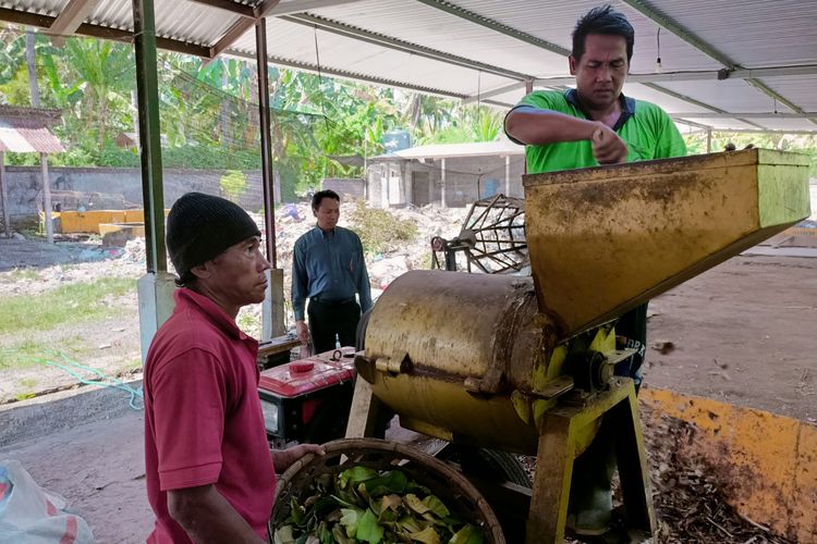 Pengelolaan sampah organik menjadi pupuk kompos di Desa Bondslem, Kecamatan Tejakula, Kabupaten Buleleng, Provinsi Bali, Jumat (9/12/2022).