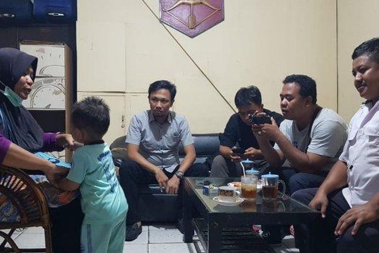 Adi Sutaning Dyah (38), mengenakan jilbab, warga Sumber Rejo RT 51 Balikpapan Tengah korban jambret yang mengejar pelakunya sambil menangis di kawasan Karang Rejo, Kota Balikpapan, Provinsi Kalimantan Timur pada Rabu (3/7/2019)