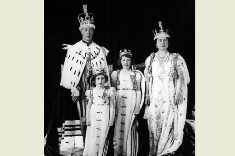Raja George VI dan istrinya, Elizabeth, bersama putri mereka Putri Elizabeth (tengah) dan Putri Margaret berpose pada 12 Mei 1937 di London, Inggris. (AFP/PA POOL)