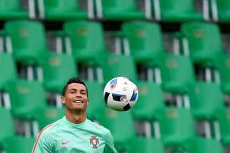 Kapten tim nasional Portugal, Cristiano Ronaldo, menjalani sesi latihan di Stade Geoffroy-Guichard, Senin (13/6/2016).