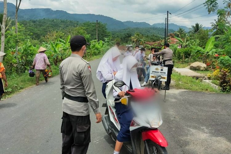 Siswa di Kebumen terjaring operasi yustisi protokol kesehatan dan ketertiban lalu-lintas saat berangkat pembelajaran tatap muka (PTM), Senin (4/10/2021).