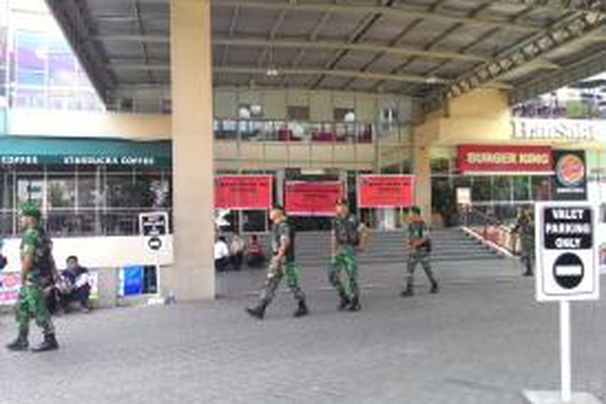 Dinas Penataan Kota kembali menyegel bangunan Tebet Green di Jalan MT Haryono, Jakarta Selatan, pada Kamis (23/7/2015). 