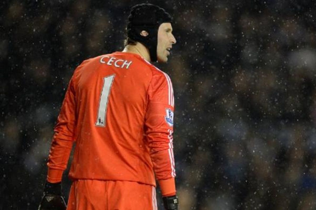 Salah satu ekspresi mantan kiper Chelsea Petr Cech, pada pertandingan perempat final Piala Liga melawan Derby County, di iPro Stadium, Derby, 16 Desember 2014.