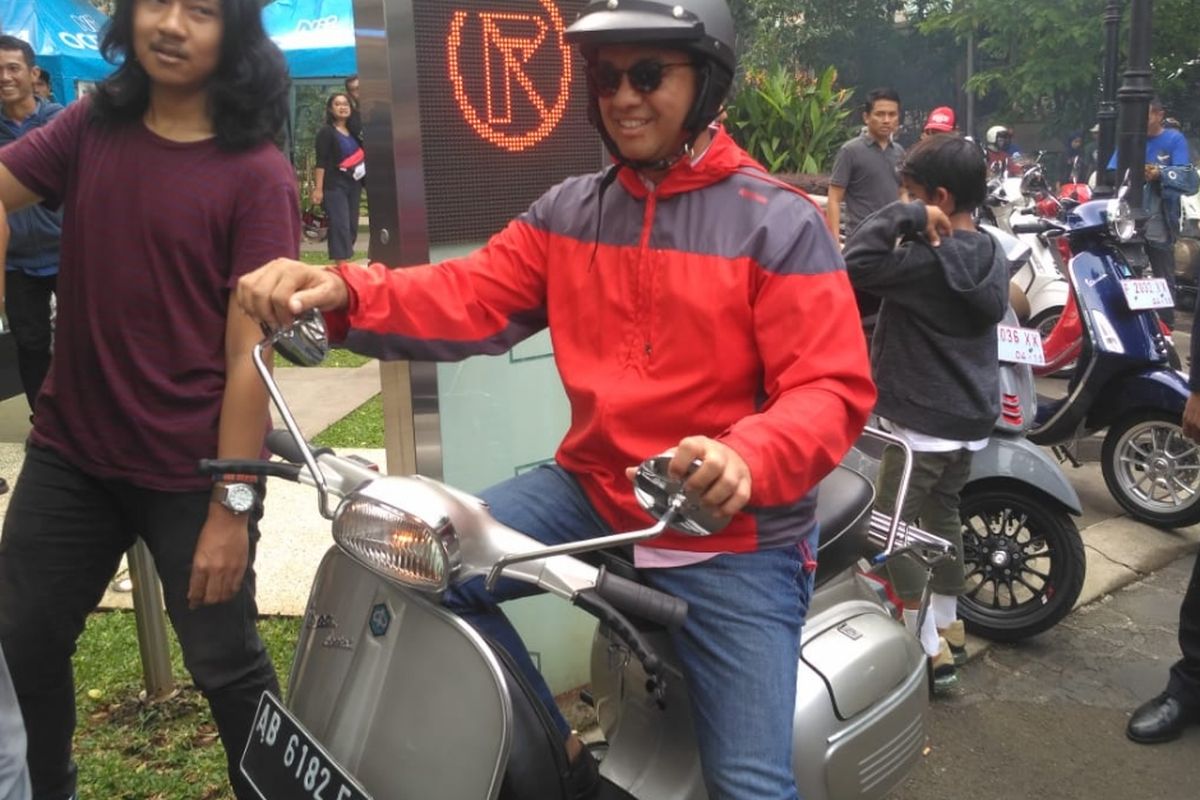 Gubernur DKI Jakarta, Anies Baswedan, saat mengendarai Vespa miliknya usai berkonvoi dan tiba di Arkadia Green Park, Jakarta Selatan, Minggu (28/4/2019).