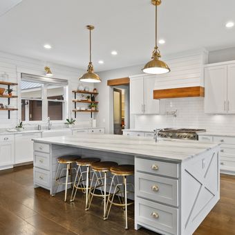 Ilustrasi kitchen island di dapur putih yang mewah