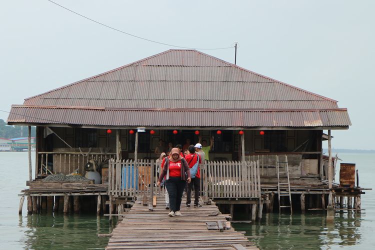 Rumah keluarga Lim ini jadi salah satu yang tertua di Senggarang, masih tak banyak berubah. Terletak agak jauh dari daratan, pengunjung harus menyeberang agak jauh melewati jembatan kayu yang sudah cukup rapuh.