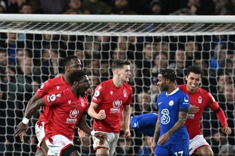 Bek Nottingham Forest Serge Aurier (kiri) berselebrasi usai membobol gawang Chelsea pada laga pekan ke-18 Liga Inggris 2022-2023 di Stadion City Ground, Minggu (1/1/2023) malam WIB.