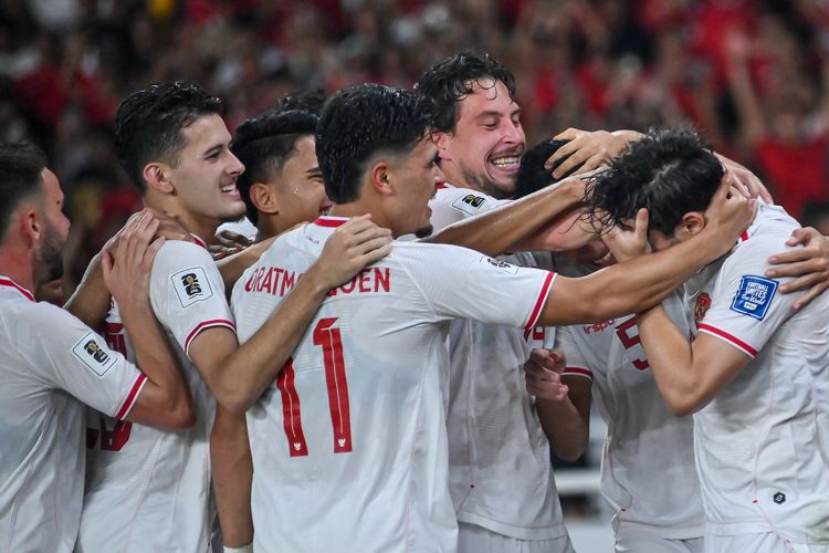 Para pemain Timnas Indonesia merayakan gol kedua yang diciptakan Rizky Ridho dalam pertandingan Kualifikasi Piala Dunia 2024 antara Indonesia vs Filipina, Selasa (11/6/2024) di Stadion Gelora Bung Karno Jakarta. 