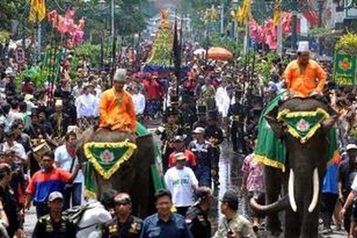 Warga menyaksikan perarakan Gunungan Kakung yang dibawa dari Keraton Yogyakarta menuju ke Kompleks Kepatihan dengan melewati Jalan Malioboro, Yogyakarta, pada acara tradisi Grebeg Maulud, Rabu (16/2/2011). Pengiriman salah satu gunungan ke kompleks kantor gubernur tersebut kini dilaksanakan kembali dalam tradisi Grebeg Maulud dan merupakan salah satu bentuk pemberian sedekah dari raja kepada rakyatnya. 