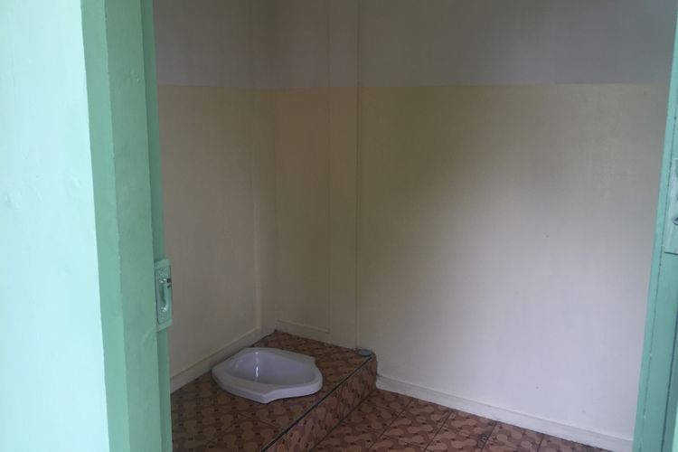 Toilet yang terpisah dari bangunan utama. 