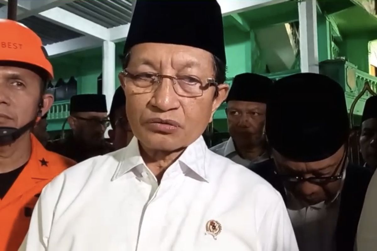 Menag Nasaruddin Umar meninjau lokasi reruntuhan bangunan Ponpes Al-Khoziny Sidoarjo, Selasa (30/9/2025)