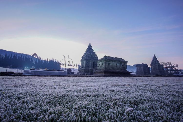 Kawasan Candi Arjuno, Dieng menjadi salah satu tempat melihat embun upas atau embun es. Kemunculan embun upas atau embun es Dieng diperkirakan masih berlangsung beberapa pekan ke depan. Kapan puncaknya terjadi?