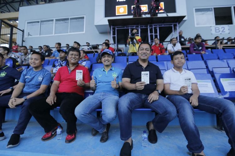 Wali Kota Semarang, Hendrar Prihadi, menonton pertandingan PSIS Semarang melawan Bali United di Stadion Moch Soebroto Magelang, Minggu (1/4/2018)