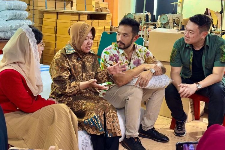 Dalam kunjungannya ke kawasan eks lokalisasi Dolly, Risma turut didampingi oleh anggota DPR Novita Hardini serta beberapa influencer muda, seperti Willy Salim, Vilmey, Stanley, Lala Widdy, dan Ben Saputra.