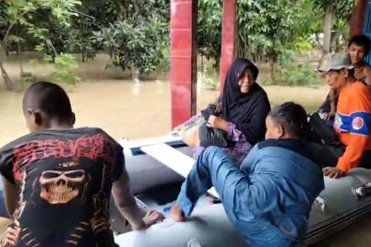 Banjir di 5 Kecamatan Brebes Belum Surut, Warga Mulai Diungsikan