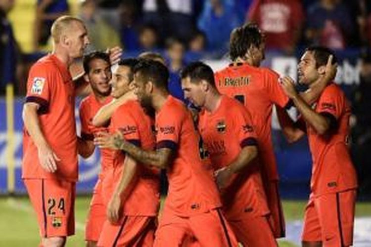 Para pemain Barcelona merayakan gol ke gawang Levante pada laga Primera Division di Stadion Ciudad de Valencia, Valencia, Minggu (21/9/2014).