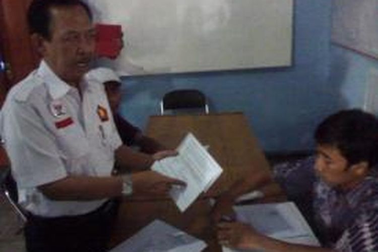 Soeroso membawa barang bukti buku 9 alasan memilih Jokowi-JK yang dibagikan di Pendopo Shaba Swagata Blambangan saat hari tenang.