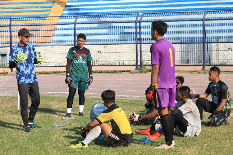 Pelatih kiper Persela Lamongan Erick Ibrahim (kiri), saat memberikan arahan kepada para pemain yang sedang mengikuti seleksi, Rabu (26/8/2020).