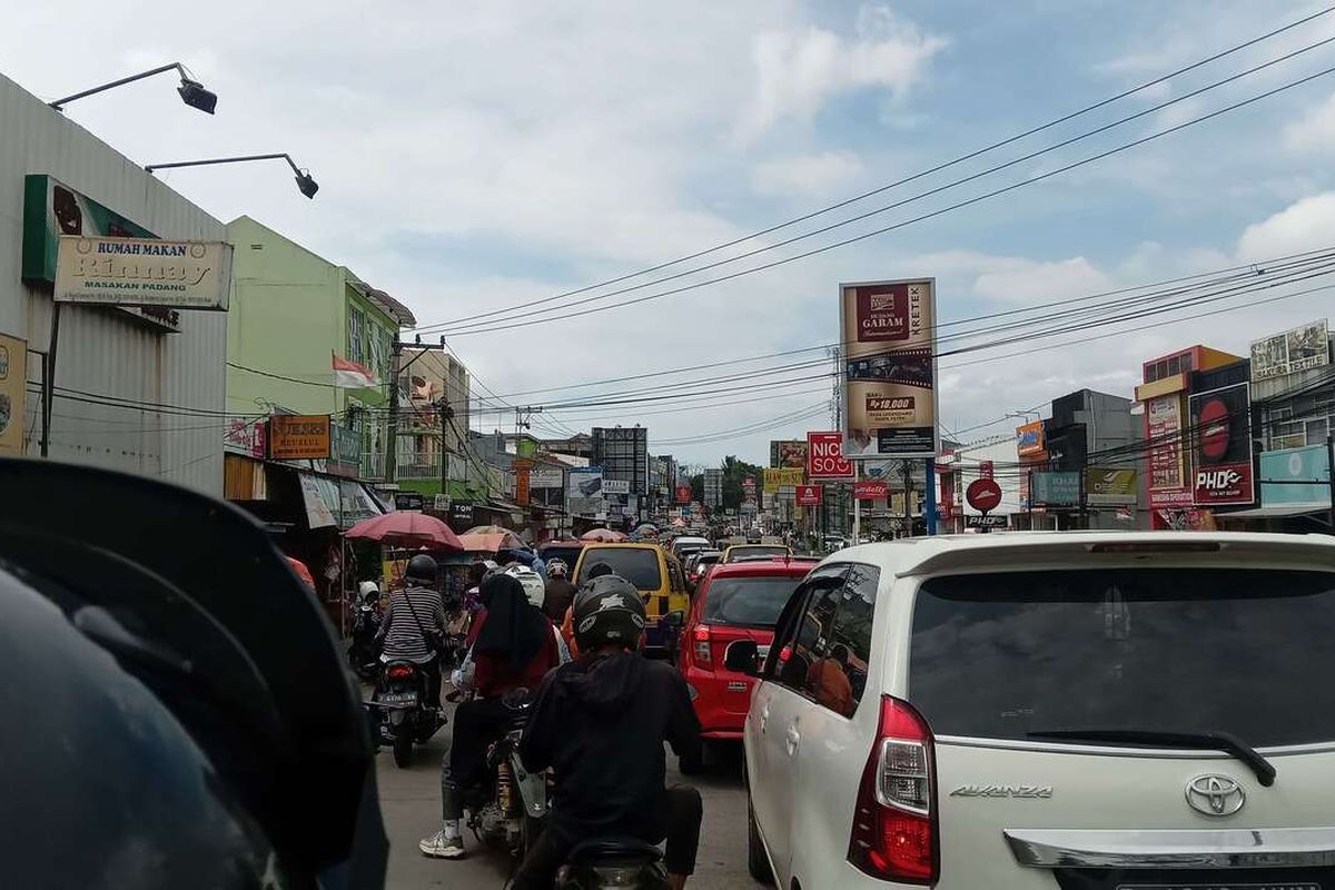 Kondisi kepadatan lalu lintas di kawasan Pasar Cipanas, Kabupaten Cianjur, Jawa Barat, Minggu (26/1/2025). Pada momentum libur panjang cuti bersama, volume kendaraan di jalur Puncak melonjak drastis.