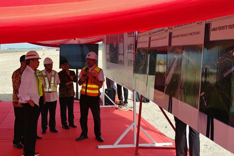 Presiden Joko Widodo meninjau proyek runway dan taxi way di Terminal III Bandara Soekarno-Hatta, Jakarta, Kamis (21/6/2018). 