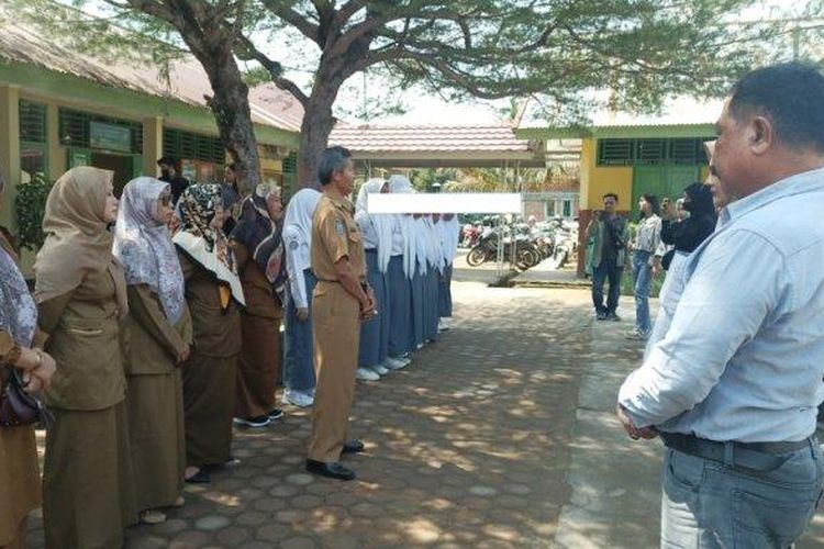Oknum guru dan pelajar diduga lakukan perundungan terhadap siswi SMA di Bengkulu. Orangtua korban datangi sekolah, Senin (31/7/2023).
