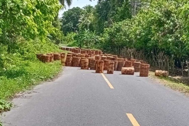 Pascabentrokan dengan polisi, warga Desa Tamilow, Kecamatan Amahai, Kabupaten Maluku Tengah memblokade ruas jalan penghubung sejumlah kecamatanm di wilayah tersebut, Selasa (7/12/2021)