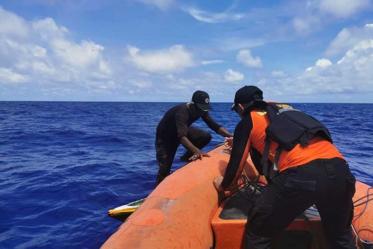 Dua orang nelayan, La Ode Ando (45) dan La Ode Kamsi (34) warga desa Masiri, Kecamatan Batauga, Kabupaten Buton Selatan, Sulawesi Tenggara, berhasil dievakuasi tim SAR pos Baubau, setelah terombang ambing diatas lautan selama 6 jam, Rabu (12/10/2022) siang.