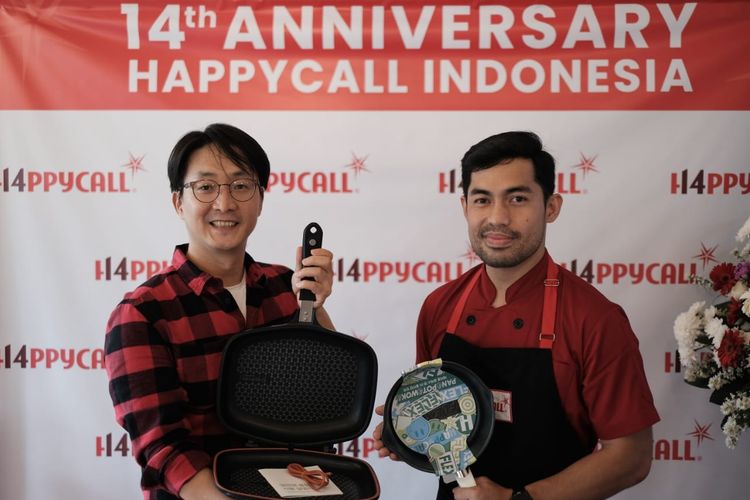 Direktur Marketing Happycall Indonesia Roy Kim (kiri) dan Chef Firdaus, finalis Master Chef Indonesia season 5 (kanan), saat perayaan HUT ke-14 Happycall di Indonesia pada Jumat, 30 September 2022 di Ramurasa, Jakarta.

